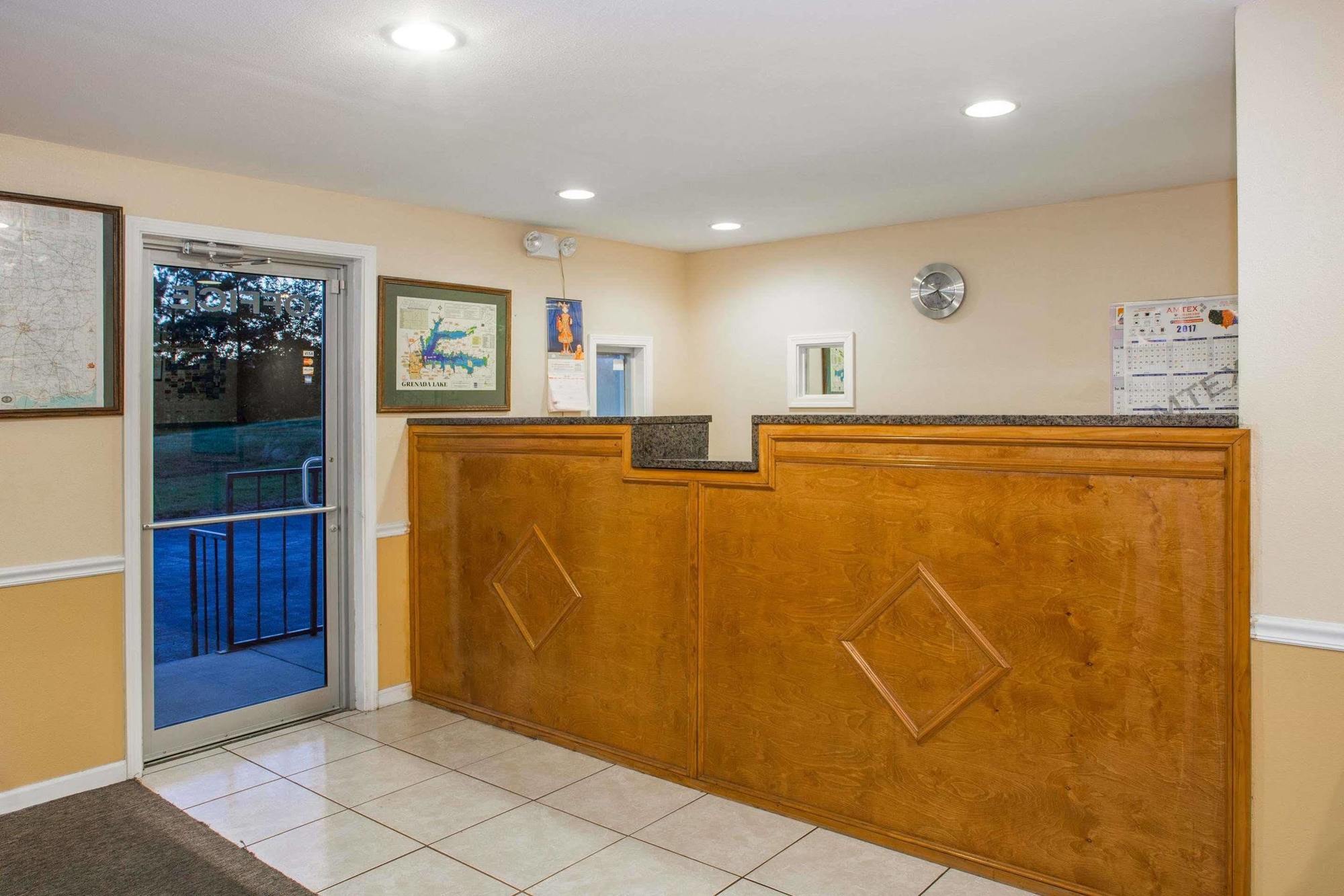 Knights Inn Grenada Bagian luar foto