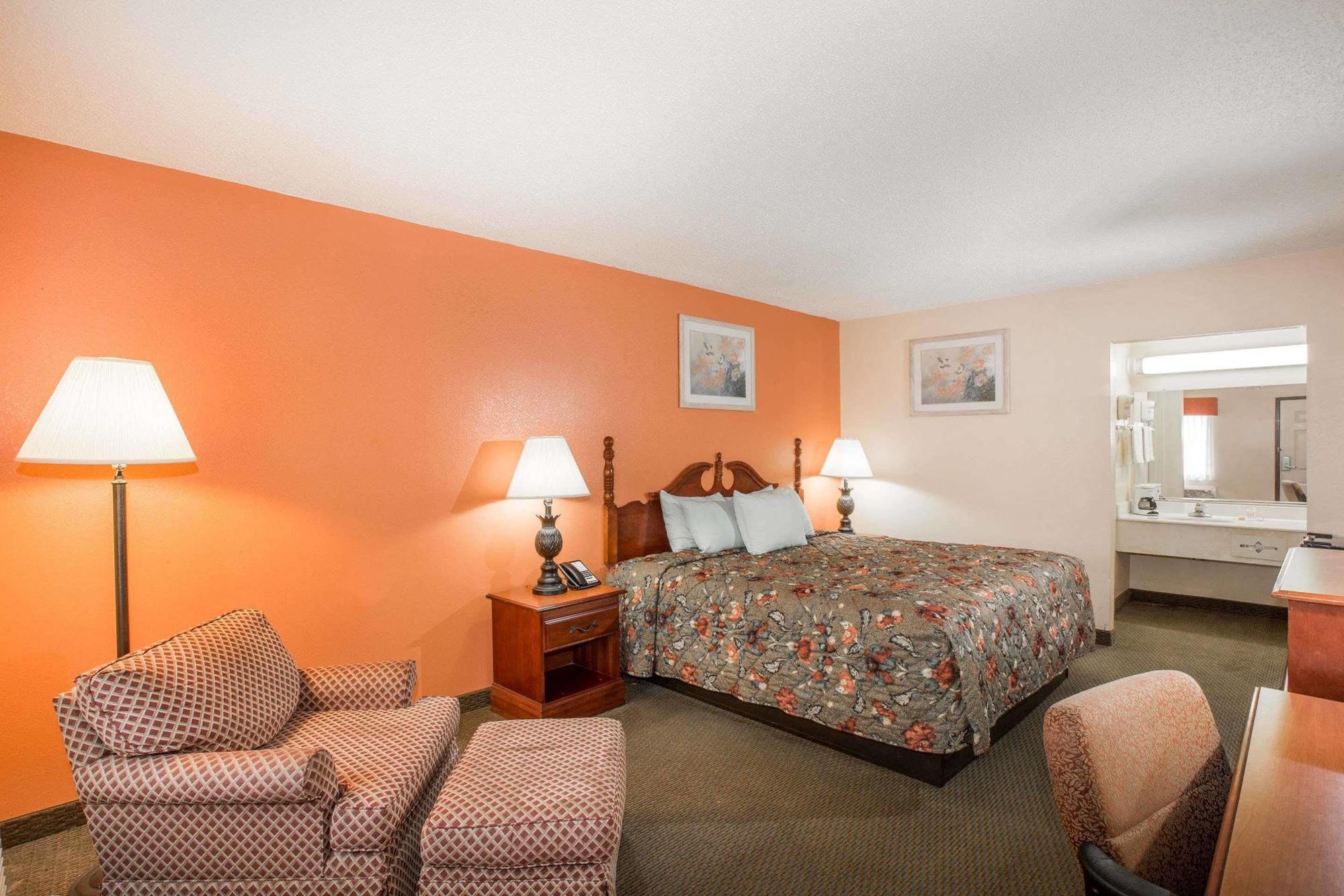 Knights Inn Grenada Bagian luar foto