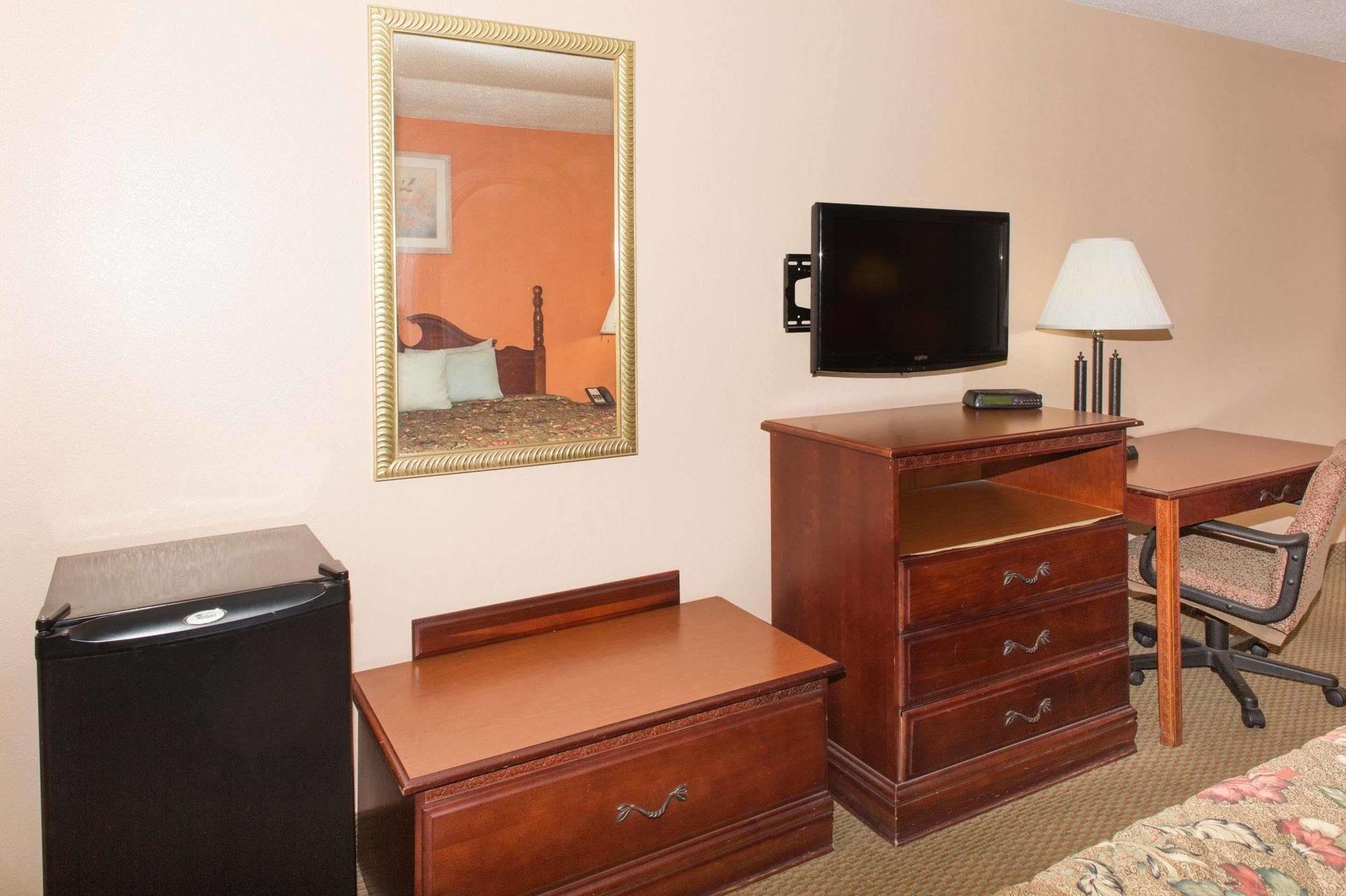 Knights Inn Grenada Bagian luar foto